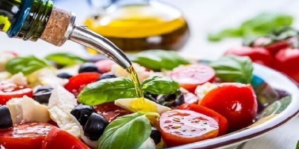 Olive oil should be used when preparing Mediterranean diet dishes.